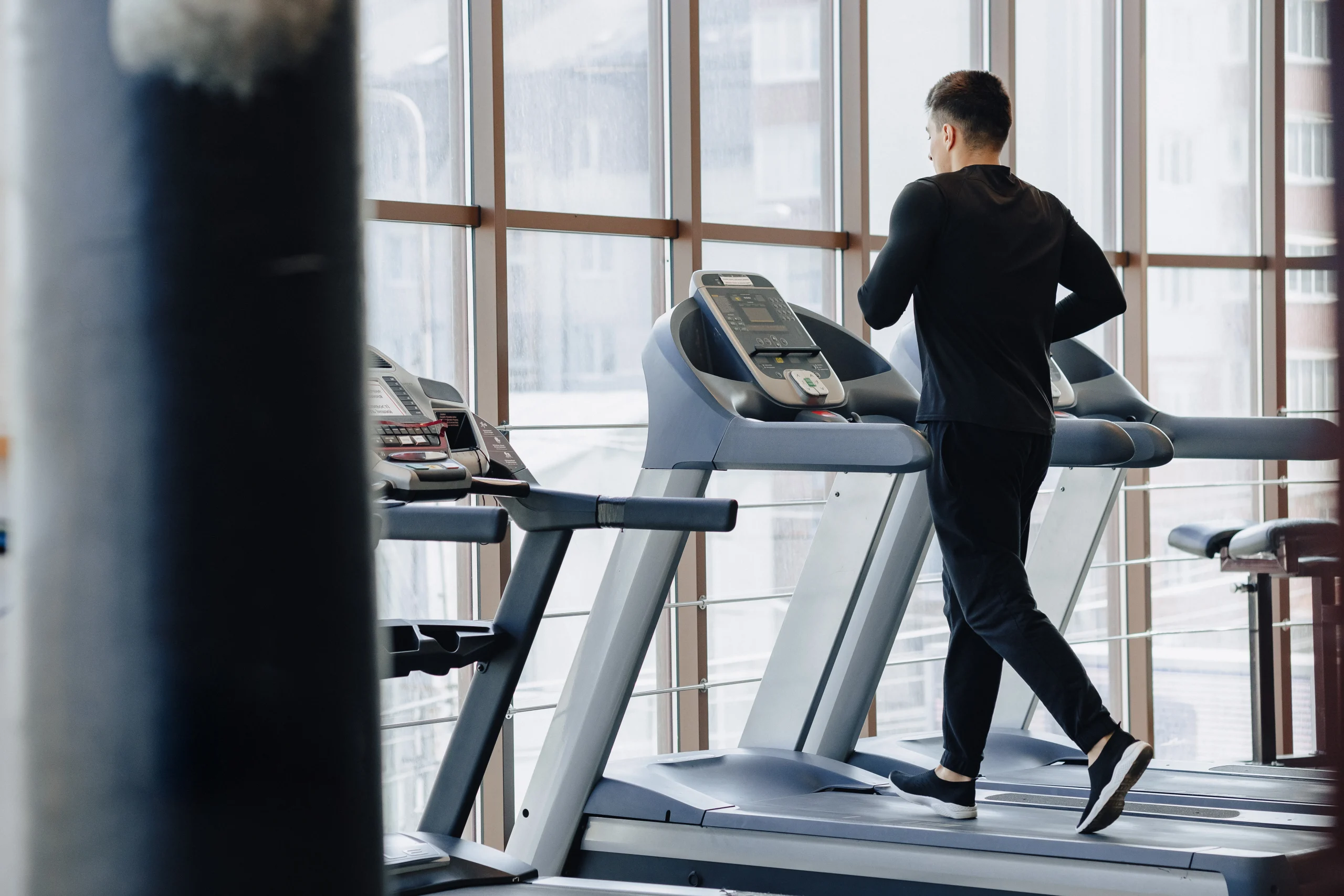 stylish-guy-gym-is-training-treadmill-healthy-lifestyle