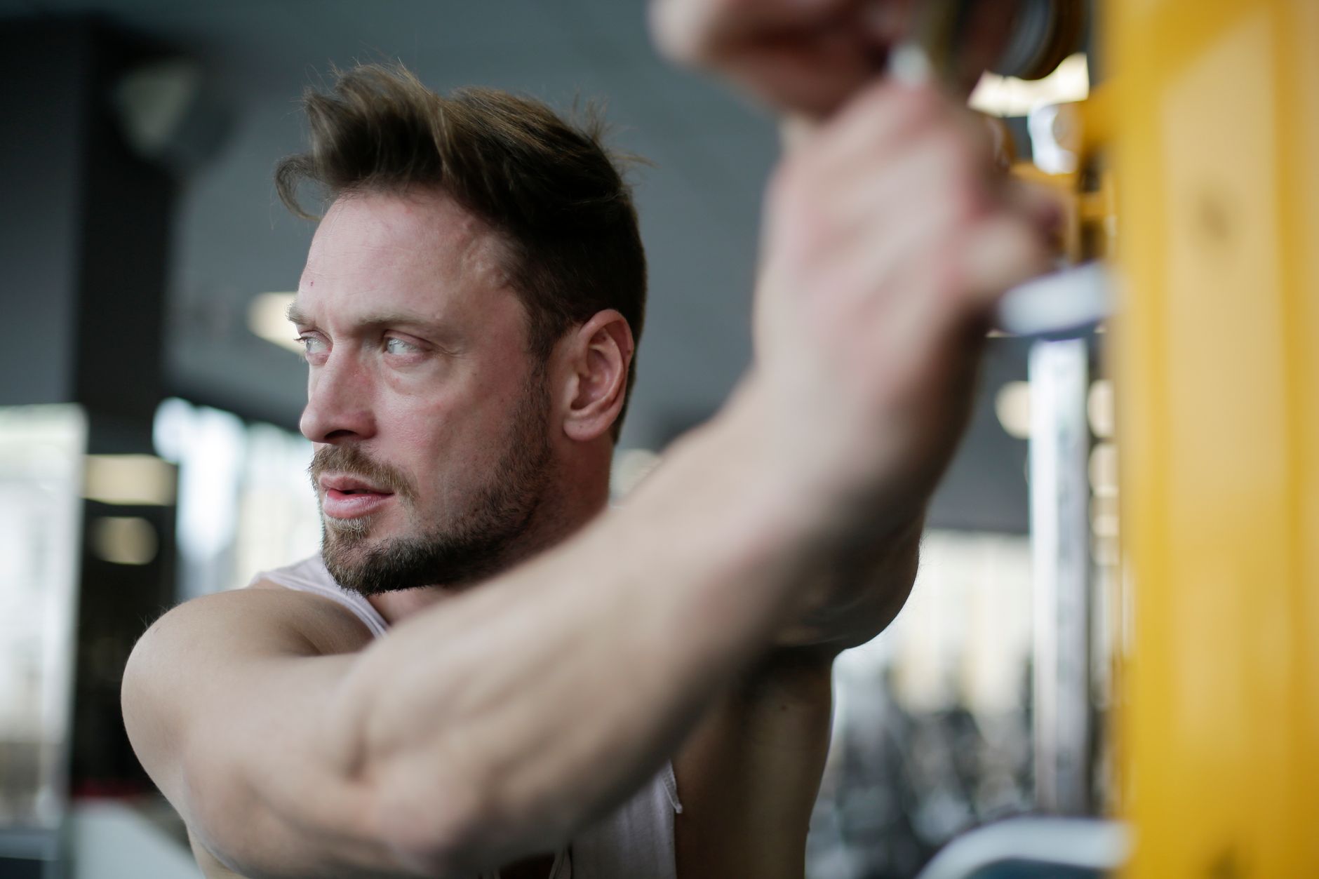 functional trainer in modern gym